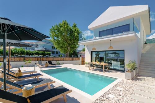 uma villa com uma piscina e uma casa em Alas Suites em Alykes