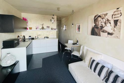 Kjøkken eller kjøkkenkrok på Cozy Apartment - CityCentre - FreeParking - SelfCheck-in