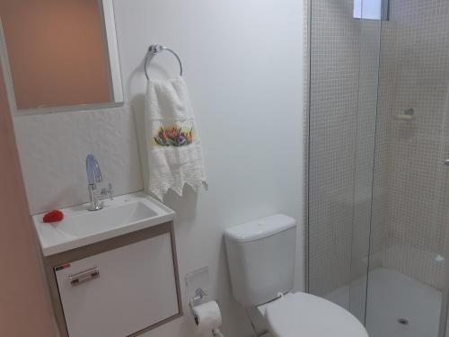 uma casa de banho com um WC, um lavatório e um chuveiro em Casa Container em Bagé