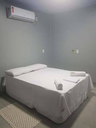 A bed or beds in a room at POUSADA ALÉM-K