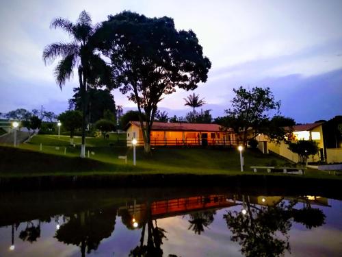 una casa con un riflesso nell'acqua di notte di RECANTO ELAMAR a Socorro