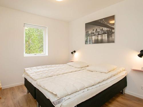 1 dormitorio con 1 cama grande con sábanas blancas en Holiday home Jerup XXXVII, en Jerup