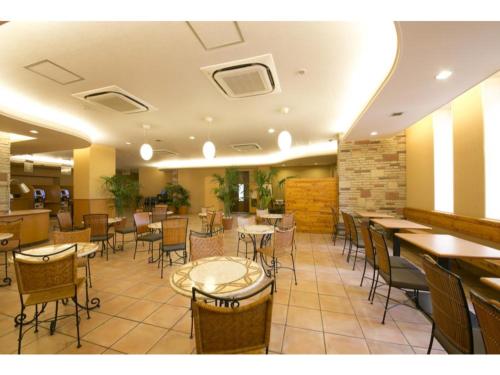 大阪R&B Hotel Umeda East - Vacation STAY 15381v的一间有桌椅的餐厅