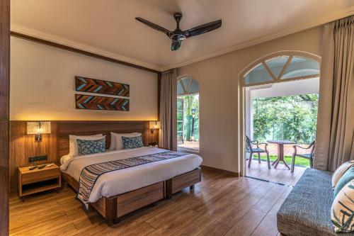 Кровать или кровати в номере Nanu Beach Resort & Spa