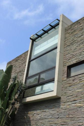 a window on the side of a brick building at Aqua Star Villa Homestay in Dongshan