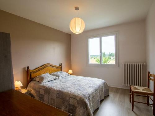 een slaapkamer met een bed en een raam bij Gîte Agonac, 5 pièces, 8 personnes - FR-1-616-97 in Agonac