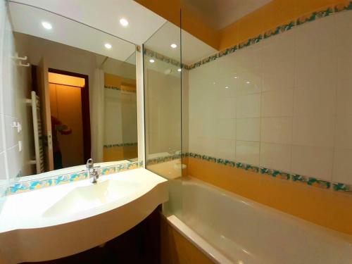 uma casa de banho com um lavatório e um espelho grande em Appartement Plagne Soleil, 2 pièces, 5 personnes - FR-1-351-89 em Plagne Villages