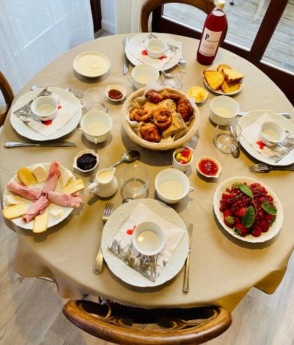 une table avec des assiettes de nourriture dans l'établissement Le Clos de l’Ermitage, à Saint-Josse