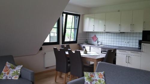 eine Küche mit einem Tisch und Stühlen im Zimmer in der Unterkunft Bauernhof Sesterhenn in Leichlingen