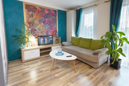 a living room with a couch and a table at Gold Class Apartments AMS in Cluj-Napoca