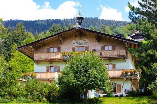 un edificio con un cartel en el costado en Hotel Garni Wieshof en Kirchberg in Tirol