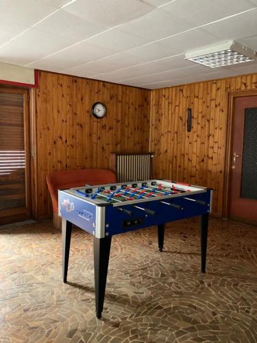 a table in the middle of a living room with at Le Gildien in Bardonecchia