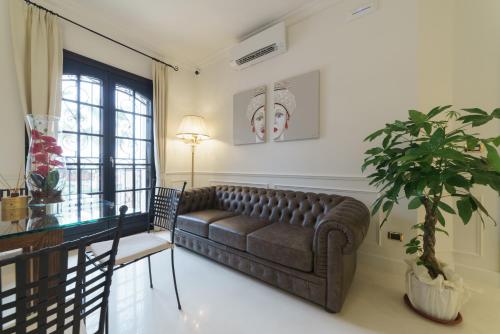 a living room with a couch and a table and a plant at Caffetteria Luca Suite & Rooms in Bronte