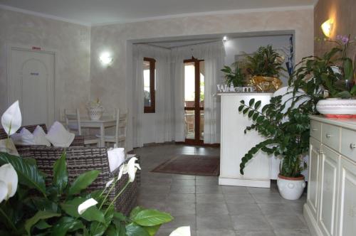 a living room filled with lots of plants at Hotel Sa Cralla Villasimius in Villasimius