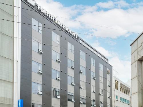 una vista exterior de un edificio en Henn na Hotel Seoul Myeongdong en Seúl