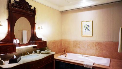 Ett badrum på Hotel Majapahit Surabaya MGallery