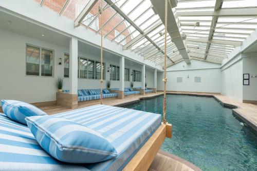 アルサガーにあるManor House Hotel & Spa, Alsagerのスイミングプール(スイングベッド付)