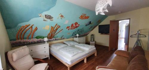 um quarto com uma cama e uma parede com temática de peixe em Ferienwohnung-in-Mecklenburg-am-Kritzower-See-mit-Ruderboot em Kritzow