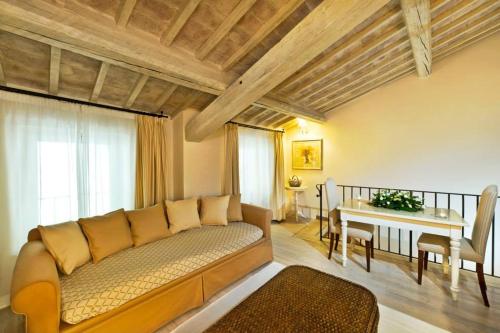 ein Wohnzimmer mit einem Sofa und einem Tisch in der Unterkunft la locanda di anita in Cetona