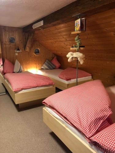 1 dormitorio con 2 camas en una habitación de madera en Sonnenhof, en Schröcken