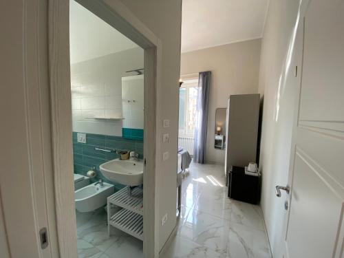 łazienka z umywalką i lustrem w obiekcie La Fitolacca B&B w mieście Lecce