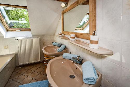 een badkamer met een wastafel en een spiegel bij Ferienwohnungen Haus Willburger in Tettnang