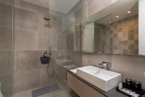 y baño con lavabo y ducha. en RM Luxury villa with pool in Rovinj, en Rovinj