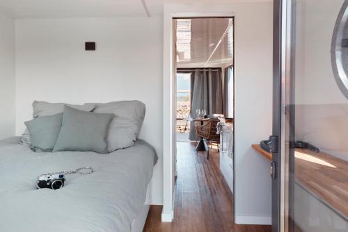 Un dormitorio con una cama con una cámara. en Hausboote und Fewo Vieregge, en Vieregge