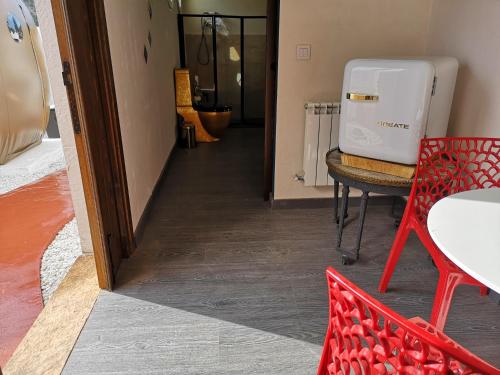 Cette chambre dispose d'un couloir avec une table et des chaises. dans l'établissement Burbuja AntiSaturno - Glamping Alto Tajo, à Ablanque