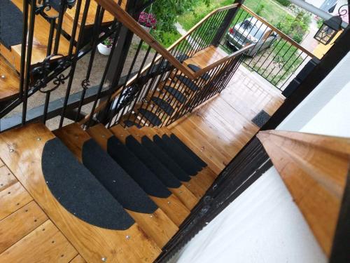 an overhead view of a staircase with black chairs at Kali Host Home Away From Home in Târgu-Mureş