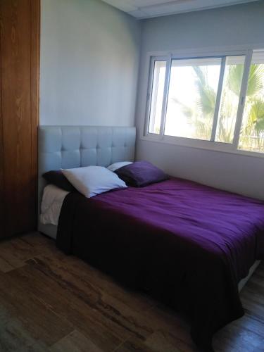 Postel nebo postele na pokoji v ubytování Bel Appartement à PUERTO MARINA-DAR BOUAZZA avec piscines et jardins