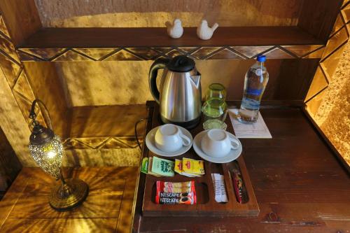 Tetera y cafetera en Eyes Of Cappadocia Cave Hotel