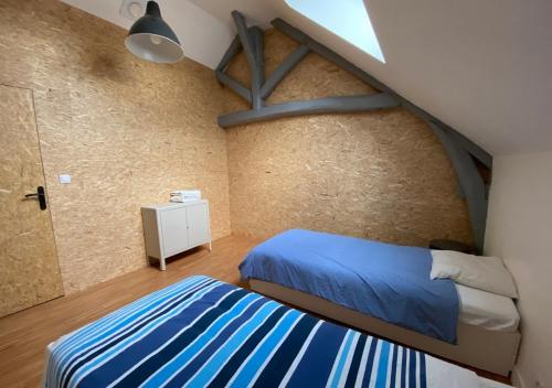 een slaapkamer met een blauw bed in een kamer bij Bed&Bloc Climber Guesthouse in Boissy-aux-Cailles