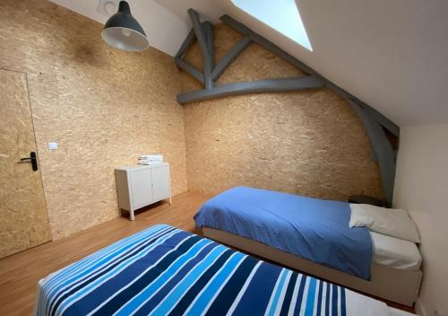 una camera da letto con un letto blu in una stanza di Bed&Bloc Climber Guesthouse a Boissy-aux-Cailles