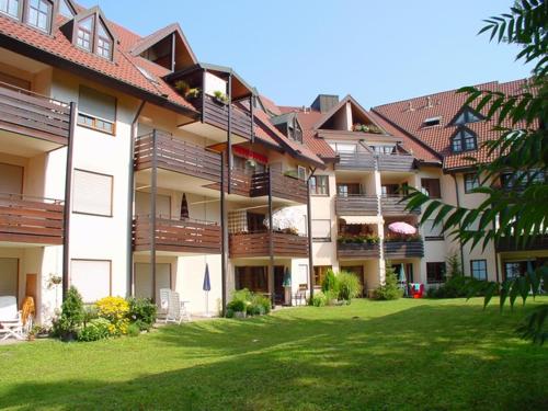 un grande condominio con un prato di fronte di Appartements am Park a Bad Krozingen