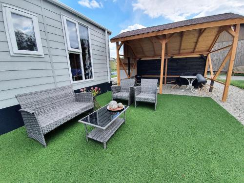 eine Terrasse mit Stühlen und einem Grastisch in der Unterkunft Marduijn in Lomm