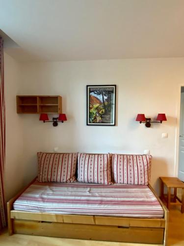 - un canapé dans le salon avec deux lampes murales dans l'établissement Bagnères de Luchon, Résidence Val de Jade, Beau T3 meublé, plein centre, pour 4 ou 6 personnes, à Luchon