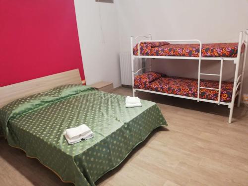 sypialnia z łóżkiem z zieloną narzutą w obiekcie Casa Vacanze Il Gargano w mieście Manfredonia