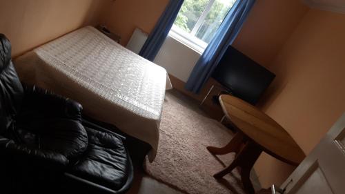 ein Schlafzimmer mit einem Bett, einem Stuhl und einem Fenster in der Unterkunft Alter deutscher Ring in Krefeld