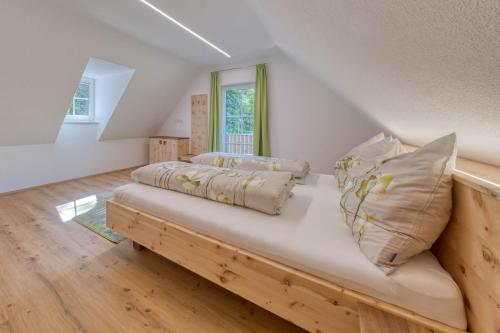 Pokój z kanapą z poduszkami w obiekcie Ferienhaus Wagnerfranzl w mieście Eibiswald