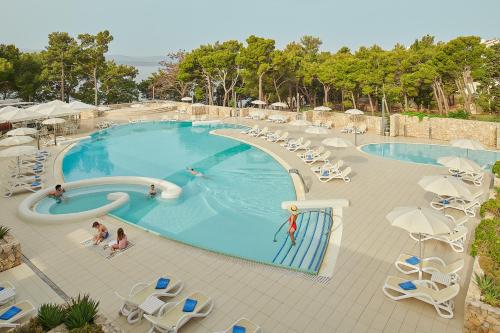 Vista de la piscina de Bluesun Hotel Elaphusa o d'una piscina que hi ha a prop