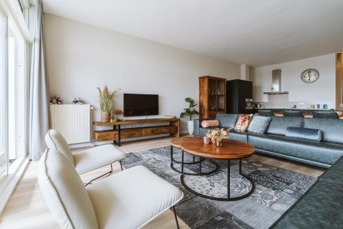 a living room with a couch and a table at Kabbelaarsbank 2C - Port Marina Zélande in Ouddorp