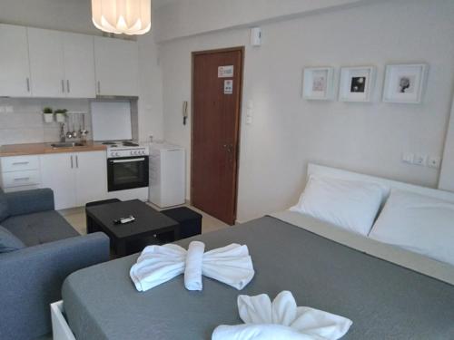 sypialnia z łóżkiem z białym łukiem w obiekcie Little Beauty - HappyHostGr - in Platamonas w mieście Platamonas