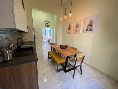 kuchnia i jadalnia z drewnianym stołem i krzesłami w obiekcie La Fitolacca B&B w mieście Lecce