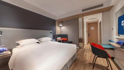 Postel nebo postele na pokoji v ubytování Holiday Inn Express Qiliping by IHG