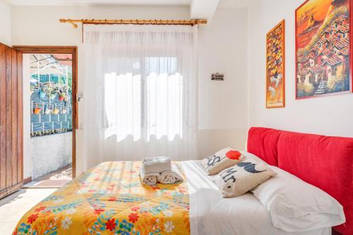 アーチ・カステッロにあるCasa Scoglieraのベッドルーム1室(ベッド1台、赤いソファ付)