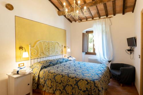 1 dormitorio con cama y lámpara de araña en B&B la Concordia en Serravalle Pistoiese