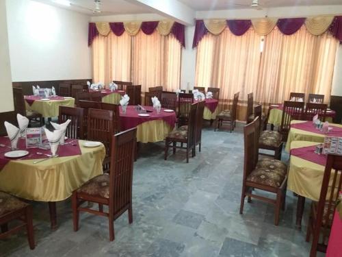 Restoran atau tempat lain untuk makan di Hotel Deewan-E-Aziz Internationa