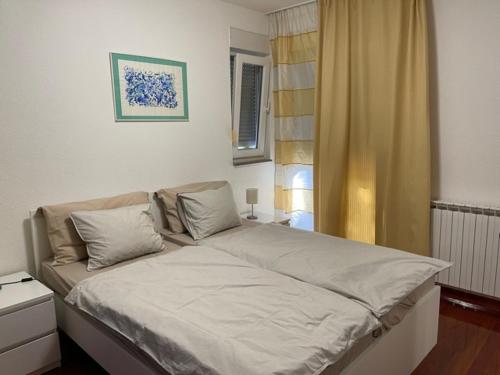 Кровать или кровати в номере Apartment Adriana