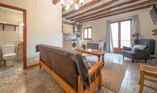 a living room with a couch and a table at Cal Giral I in Cornudella